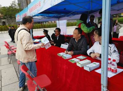 荔灣發(fā)放環(huán)保指引手冊(cè)，助力企業(yè)便捷辦理環(huán)保手續(xù)與咨詢(xún)服務(wù)